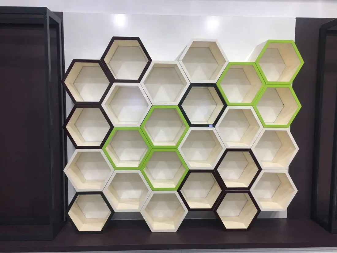 Raft hexagonal decorativ alb, verde și wenge — mobilier la comandă Fine Cut Furniture