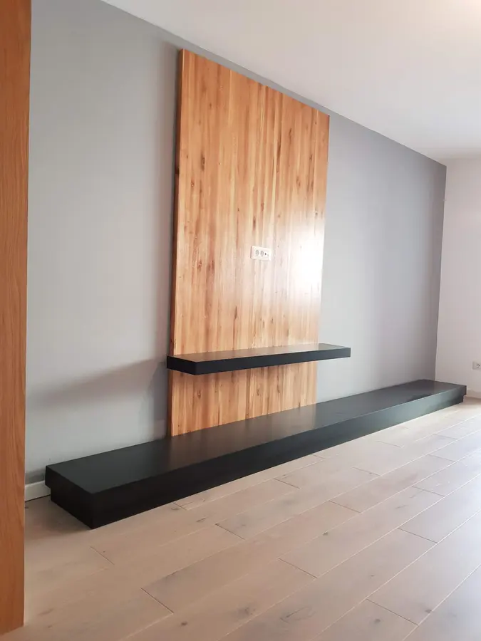 Panou TV lemn cu etajeră neagră suspendată — mobilier la comandă Fine Cut Furniture, Timișoara