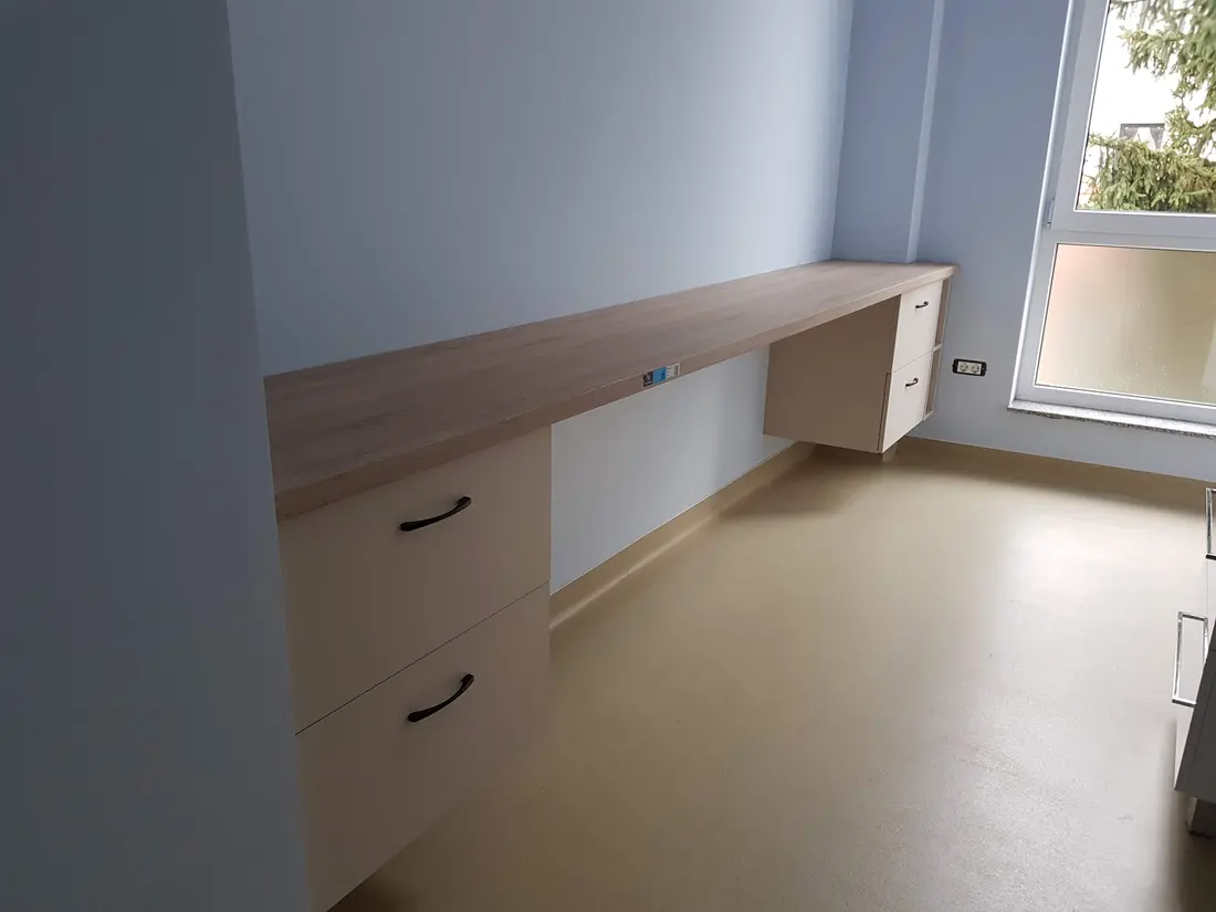 Birou lung încastrat crem cu blat lemn — mobilier la comandă Fine Cut Furniture, Timișoara