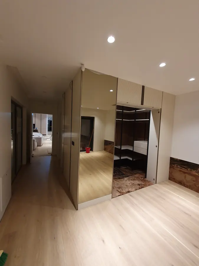 Hol cu comodă bej, oglinzi bronz, parchet deschis — mobilier la comandă Fine Cut Furniture
