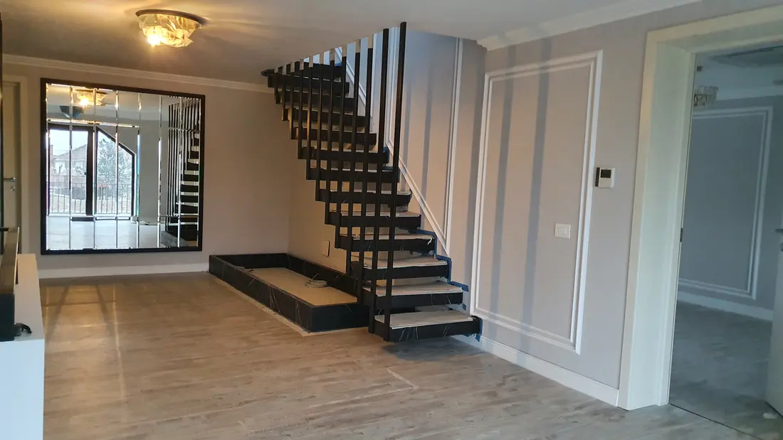 Scară neagră cu panou decorativ auriu și oglindă — mobilier la comandă Fine Cut Furniture, Dumbrăvița