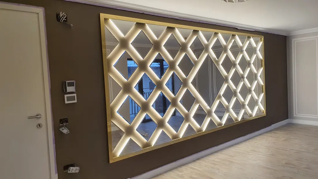 Scară neagră cu panou decorativ auriu și oglindă — mobilier la comandă Fine Cut Furniture, Dumbrăvița