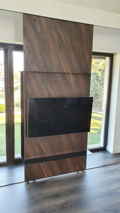 Panou TV nuc autoportant în fața peretelui vitrat — mobilier la comandă Fine Cut Furniture