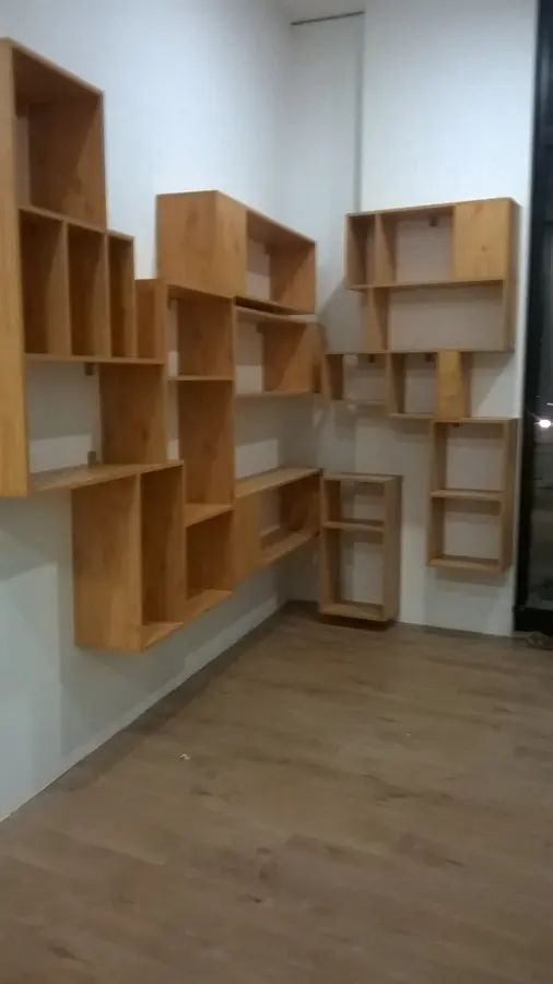 Rafturi cutii lemn asimetrice pe perete alb — mobilier la comandă Fine Cut Furniture, München, Germania