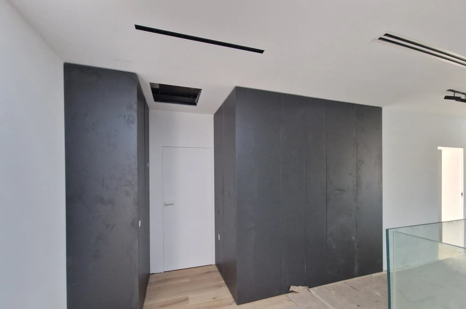 Placare de perete cu ușă mascată, decor antracit — mobilier la comandă Fine Cut Furniture, Sebiș