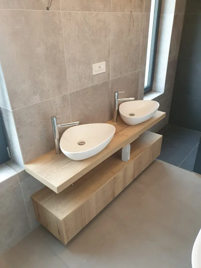 Baie travertin, blat stejar masiv, două lavoare ovale — mobilier de baie la comandă Fine Cut Furniture