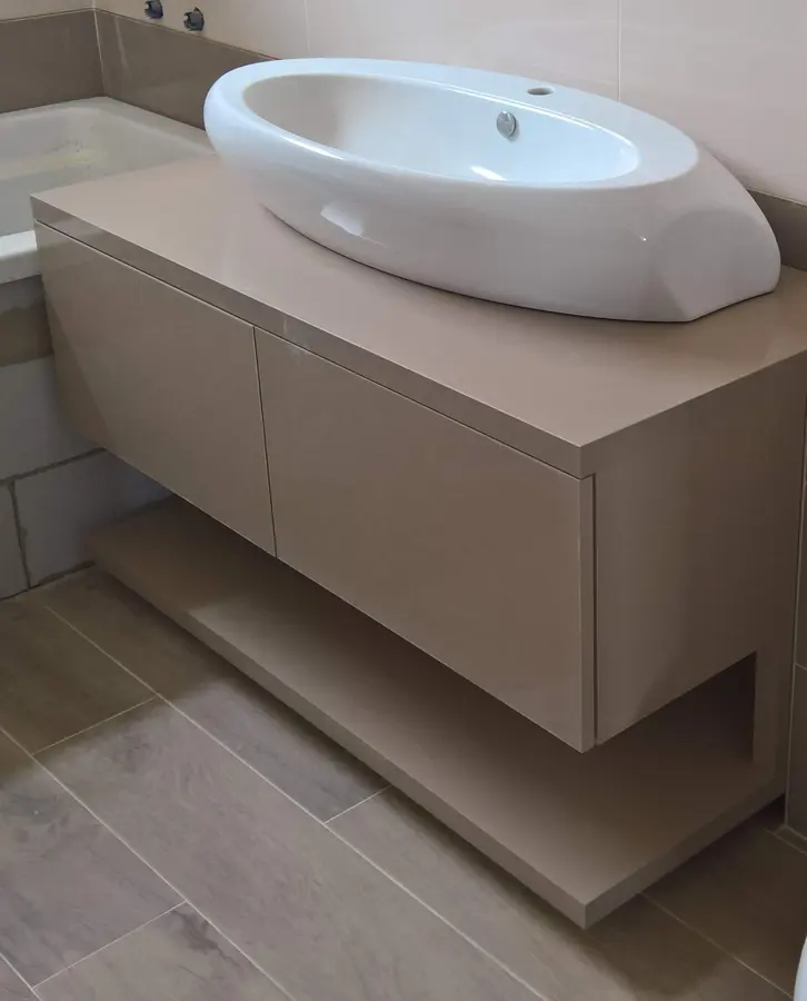 Mobilier baie cappuccino suspendat, lavoar oval alb — mobilier de baie la comandă Fine Cut Furniture, Timișoara