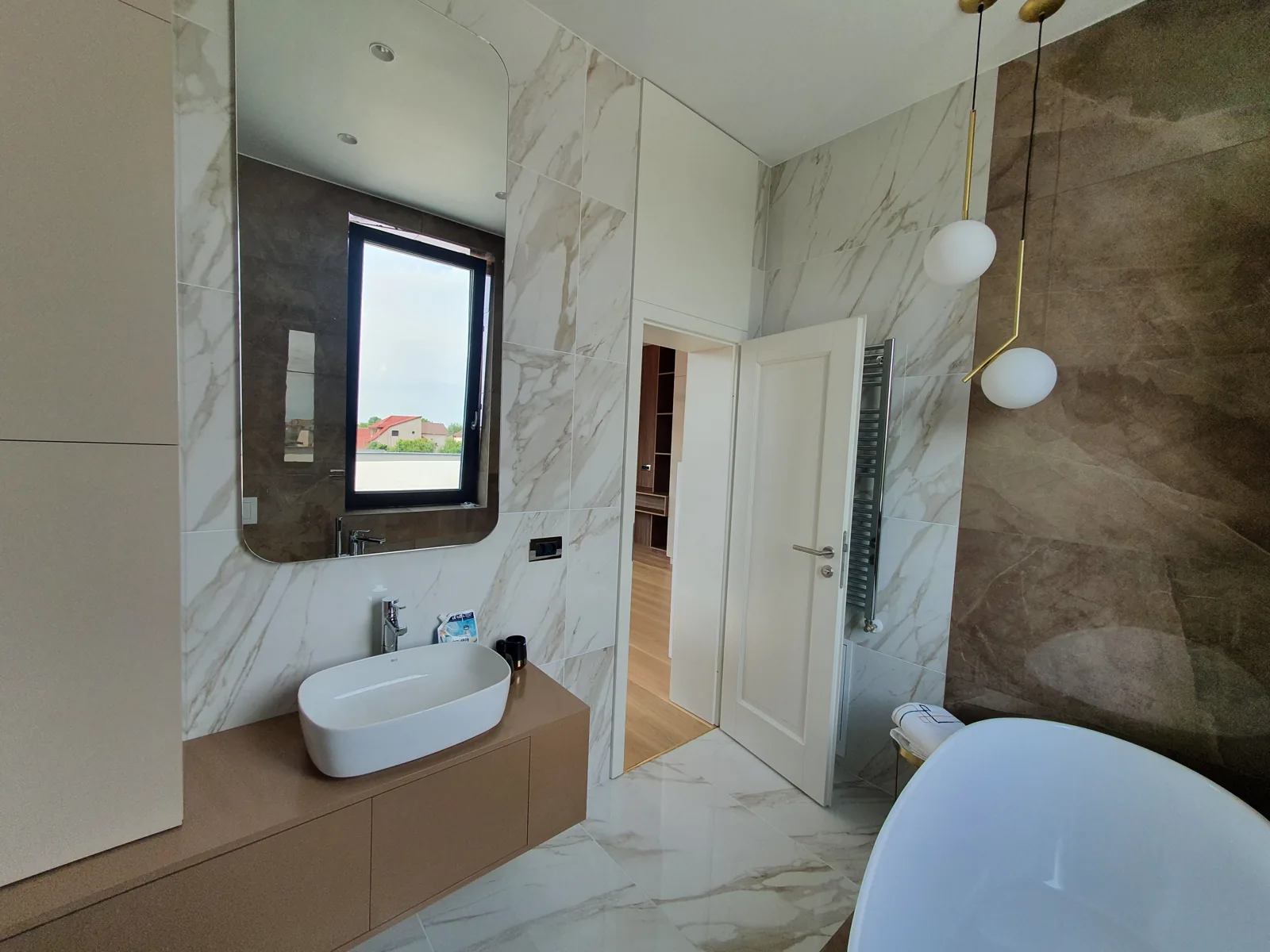 Baie cu marmură deschisă, cadă independentă și mobilier bej — mobilier de baie la comandă Fine Cut Furniture, Arad