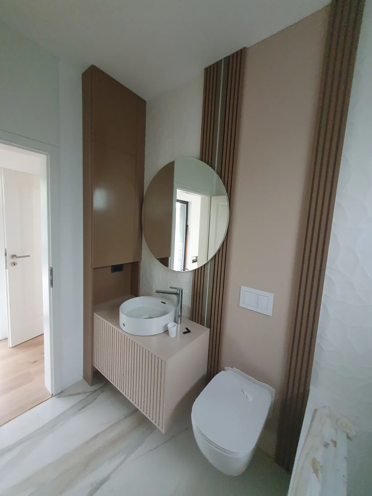 Mobilier de baie bej cu fronturi canelate și oglindă rotundă — mobilier de baie la comandă Fine Cut Furniture, Arad