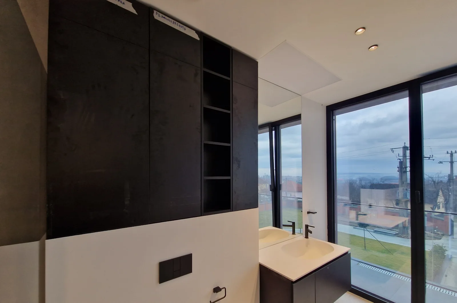 Baie cu placare antracit, lavoar pe blat de lemn și fereastră panoramică — mobilier de baie la comandă Fine Cut Furniture, Sebiș