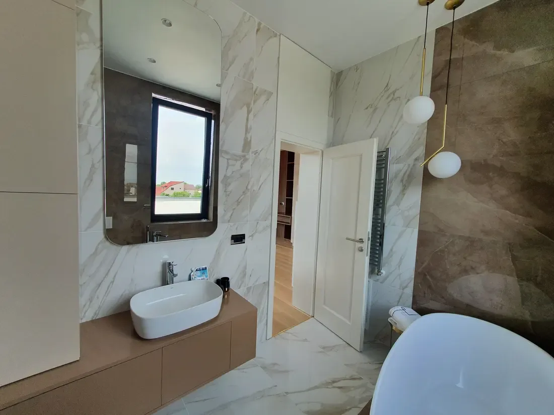 Baie cu marmură, cadă independentă și lavoar pe blat — mobilier de baie la comandă Fine Cut Furniture