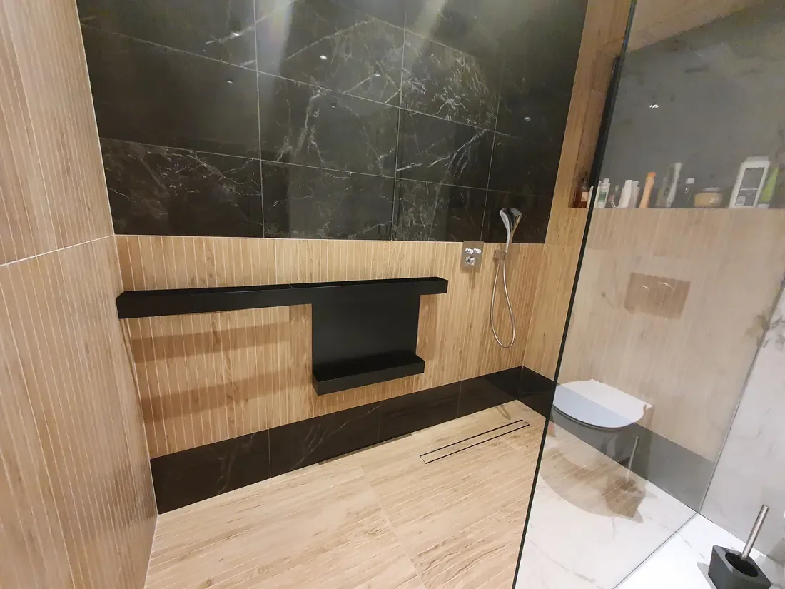 Duș cu marmură închisă, bancă și nișă din lemn — amenajare baie la comandă Fine Cut Furniture