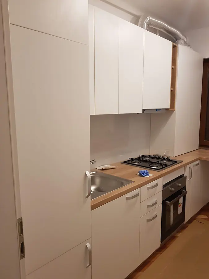 Bucătărie albă mată, blat lemn, plită gaz — bucătărie la comandă Fine Cut Furniture, Timișoara