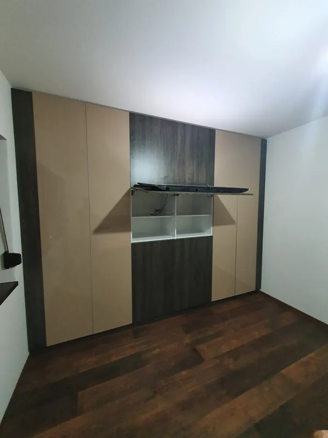 Corp bucătărie bej cu lemn închis, parchet rustic — dressing la comandă Fine Cut Furniture
