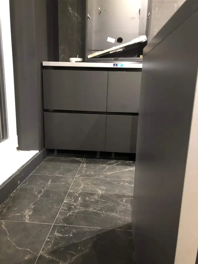 Bucătărie gri antracit, blat alb, gresie marmură închisă — bucătărie la comandă Fine Cut Furniture