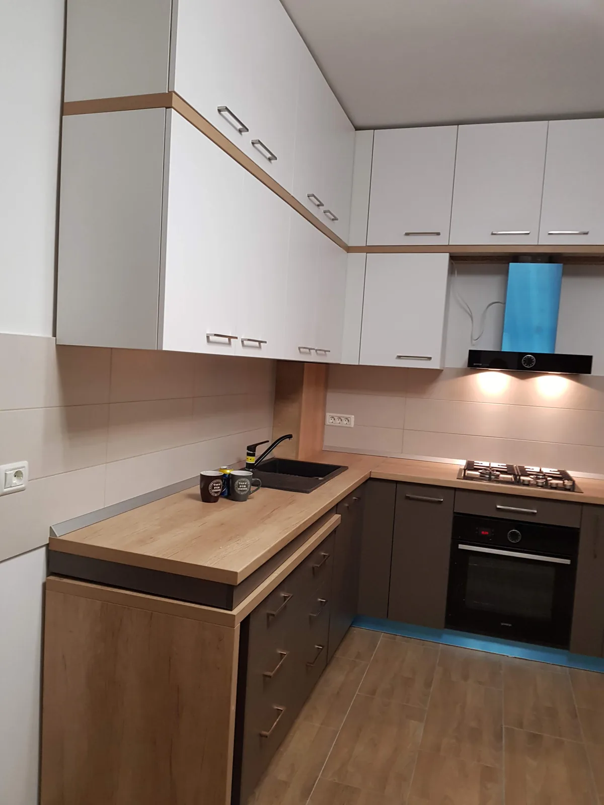Bucătărie în L, fronturi albe și lemn, blat din lemn — bucătărie la comandă Fine Cut Furniture, Ghiroda
