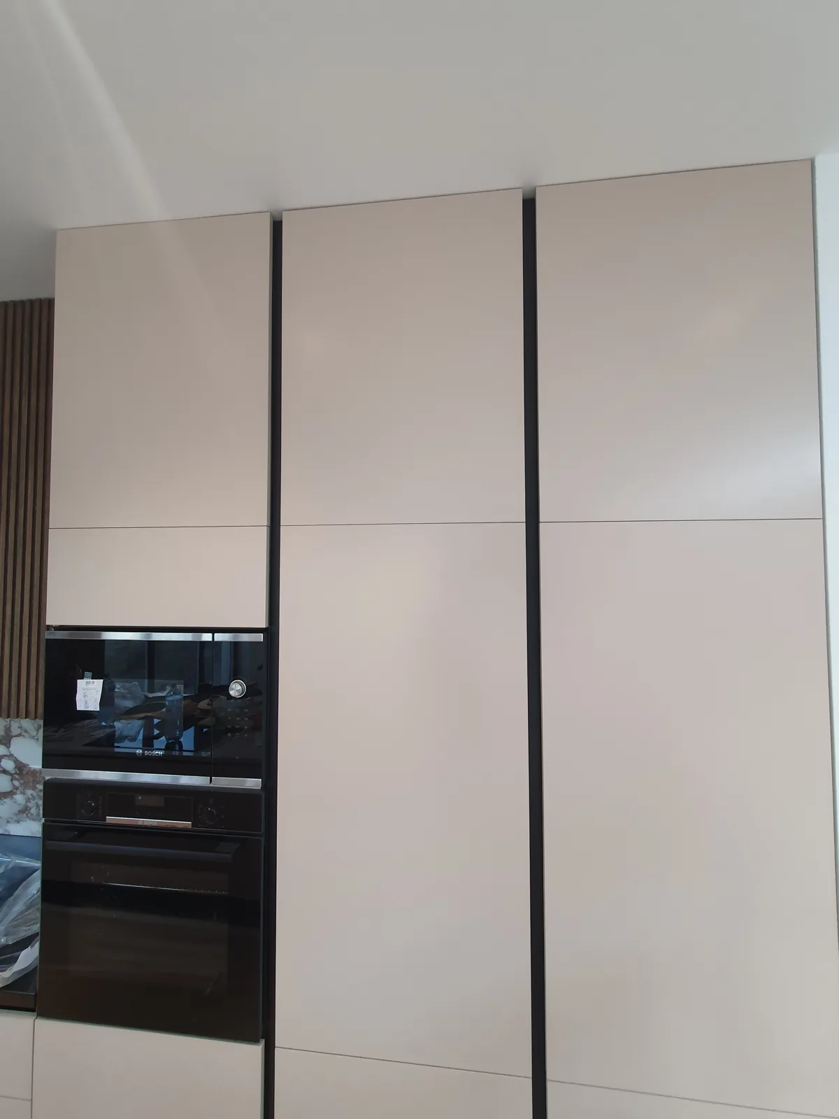 Corp înalt bej cu caneluri negre și cuptor încorporat — bucătărie la comandă Fine Cut Furniture, Arad