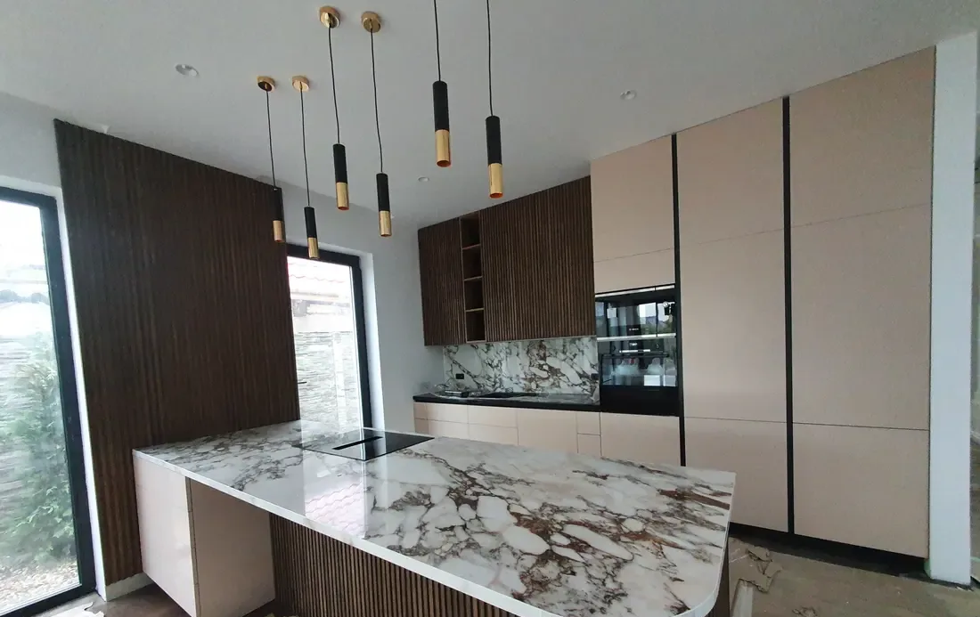 Bucătărie cu insulă din marmură și fronturi riflate din lemn închis — bucătărie la comandă Fine Cut Furniture