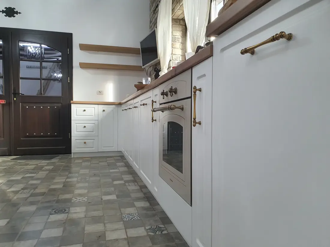 Bucătărie clasică albă cu mânere din alamă și cuptor încastrat — bucătărie la comandă Fine Cut Furniture