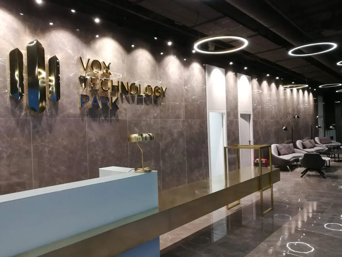 Lobby Vox Technology Park: marmură, inele LED, alamă — mobilier comercial la comandă Fine Cut Furniture