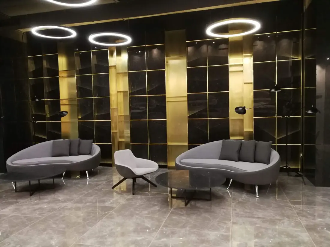 Lobby Vox Technology Park: marmură, inele LED, alamă — mobilier comercial la comandă Fine Cut Furniture