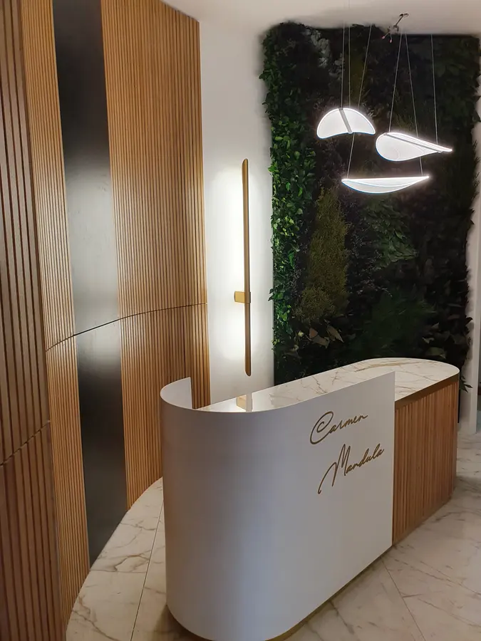 Salon: recepție curbă albă, lemn, perete verde — mobilier comercial la comandă Fine Cut Furniture, Neuilly-sur-Seine, Franța