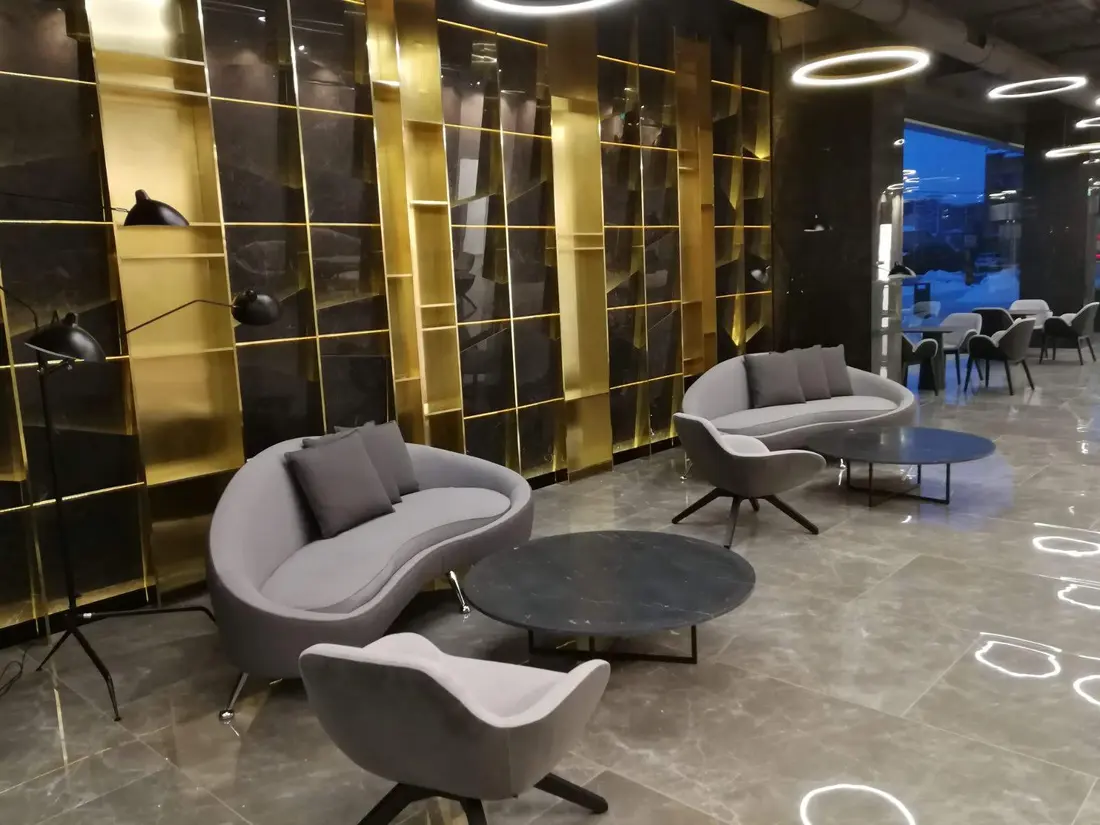 Lobby Vox Technology Park: marmură, inele LED, alamă — mobilier comercial la comandă Fine Cut Furniture
