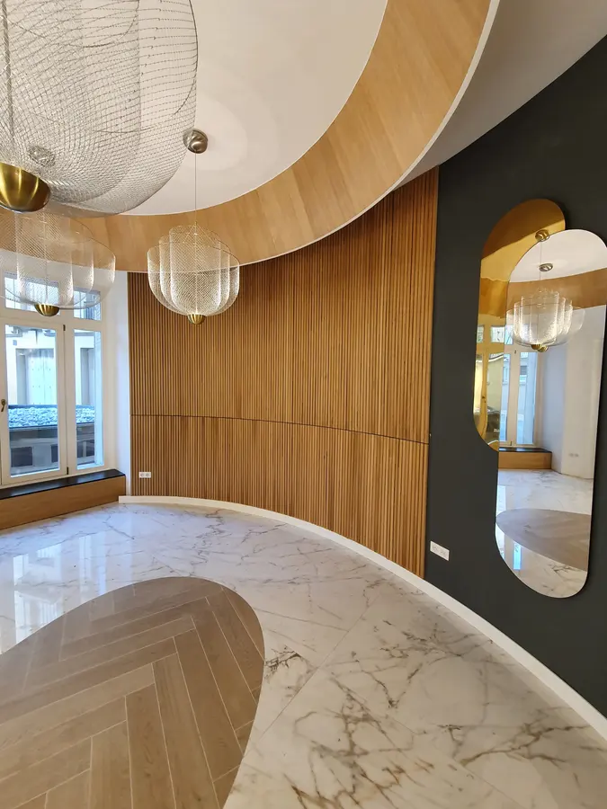 Salon: recepție curbă albă, lemn, perete verde — mobilier comercial la comandă Fine Cut Furniture, Neuilly-sur-Seine, Franța