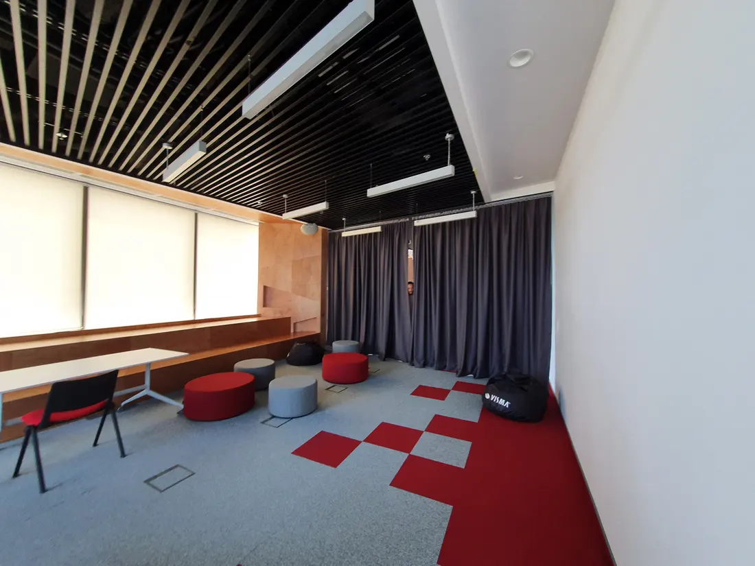Birou open-space, tavan lamelar negru, pufuri roșii — mobilier comercial la comandă Fine Cut Furniture, Timișoara
