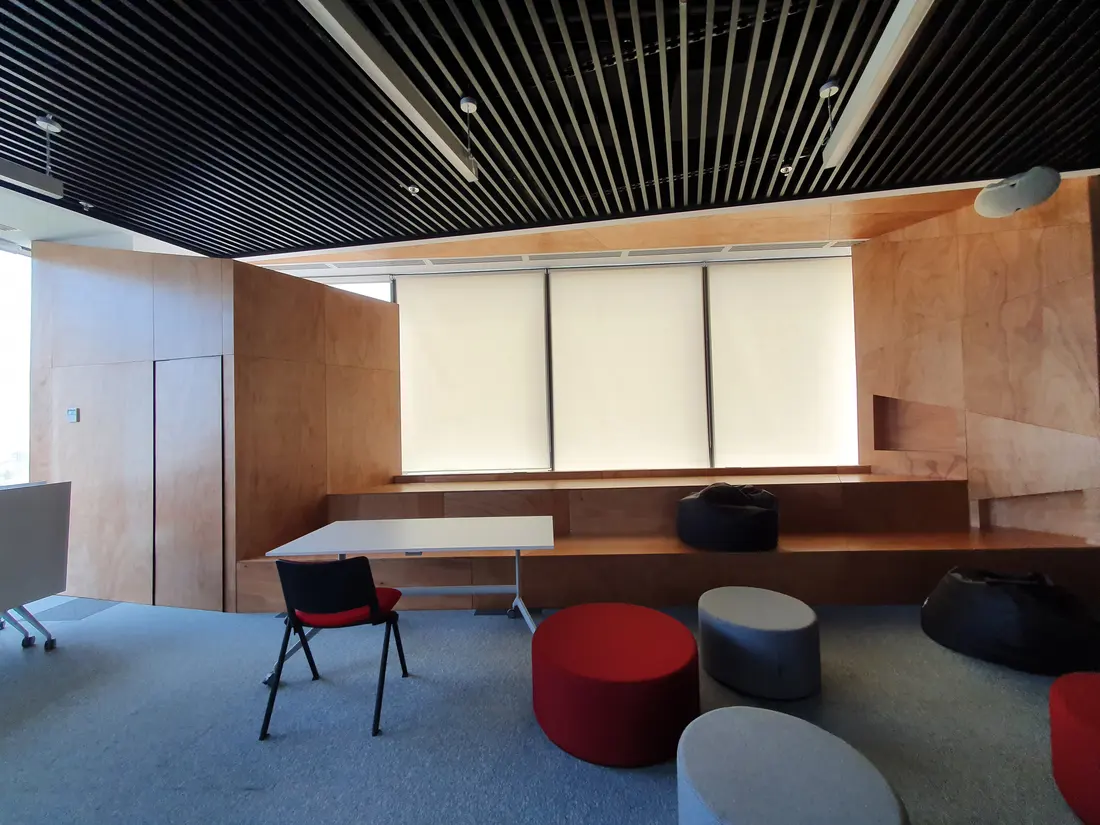 Birou open-space, tavan lamelar negru, pufuri roșii — mobilier comercial la comandă Fine Cut Furniture, Timișoara