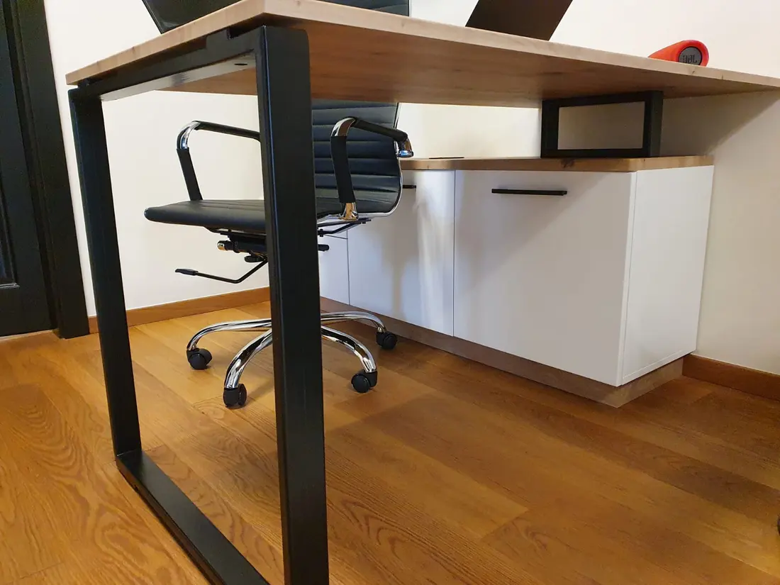 Birou alb cu picioare metalice negre, parchet stejar — mobilier comercial la comandă Fine Cut Furniture