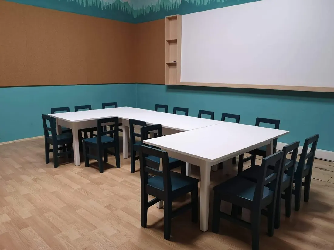 Sală de ședințe turcoaz, masă albă lungă — mobilier comercial la comandă Fine Cut Furniture