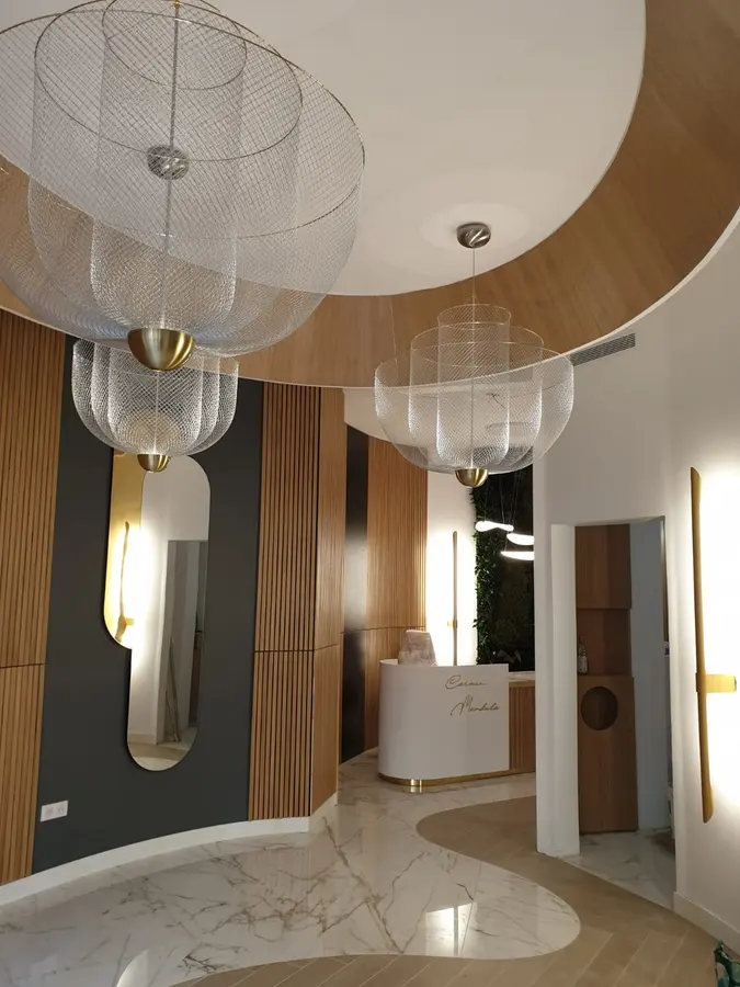 Salon: recepție curbă albă, lemn, perete verde — mobilier comercial la comandă Fine Cut Furniture