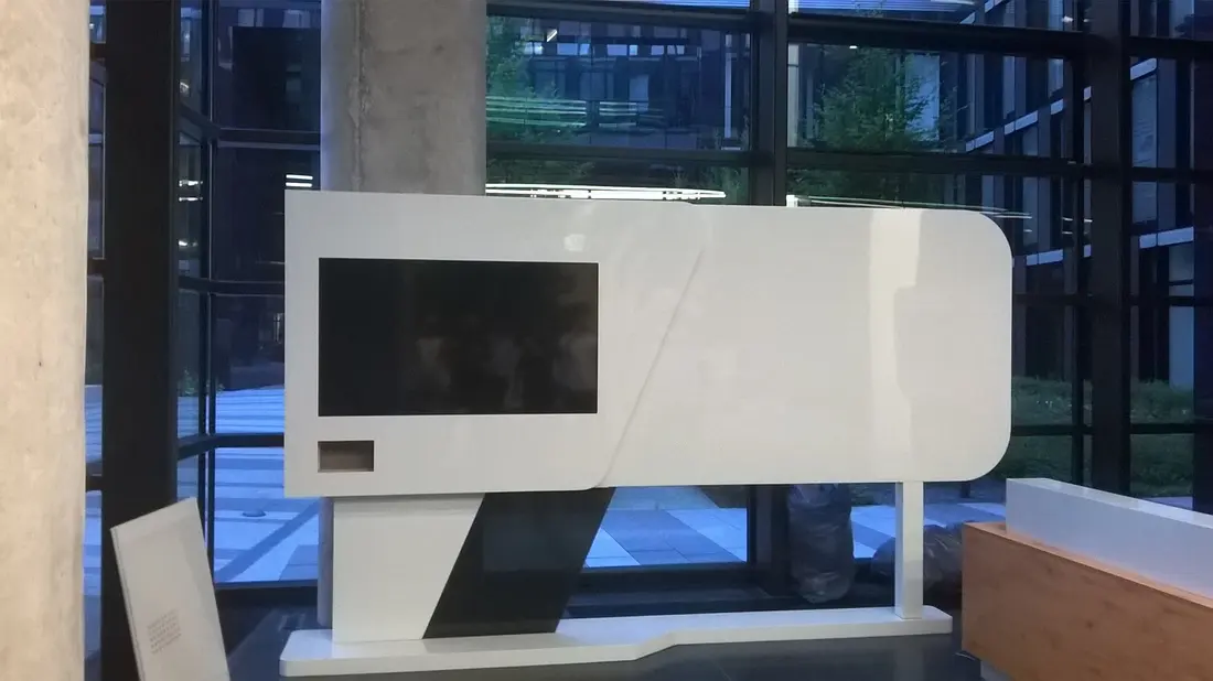 Corpuri albe curbate cu ecran TV, accente verzi — mobilier comercial la comandă Fine Cut Furniture, München, Germania