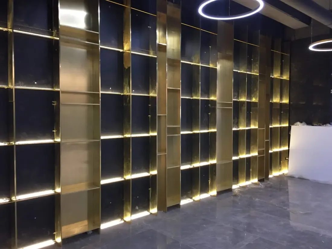 Perete cu rafturi din alamă și sticlă, iluminat integral — mobilier comercial la comandă Fine Cut Furniture, Timișoara