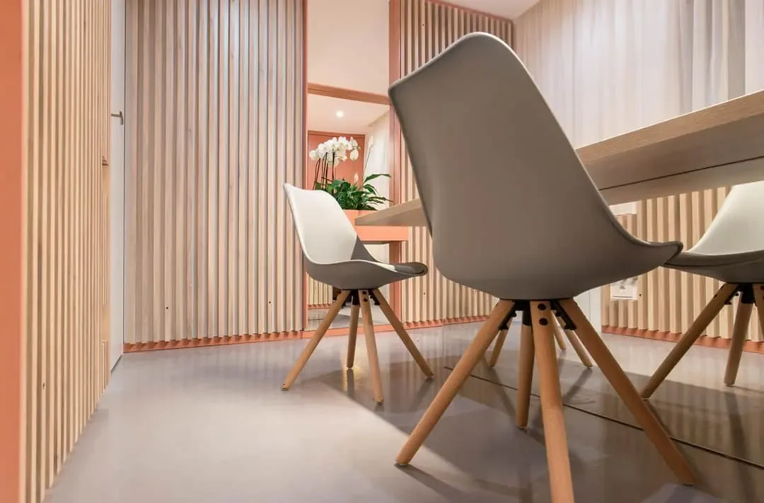 Sală de ședințe cu pereți din lamele de lemn și masă la comandă — mobilier comercial la comandă Fine Cut Furniture, Timișoara