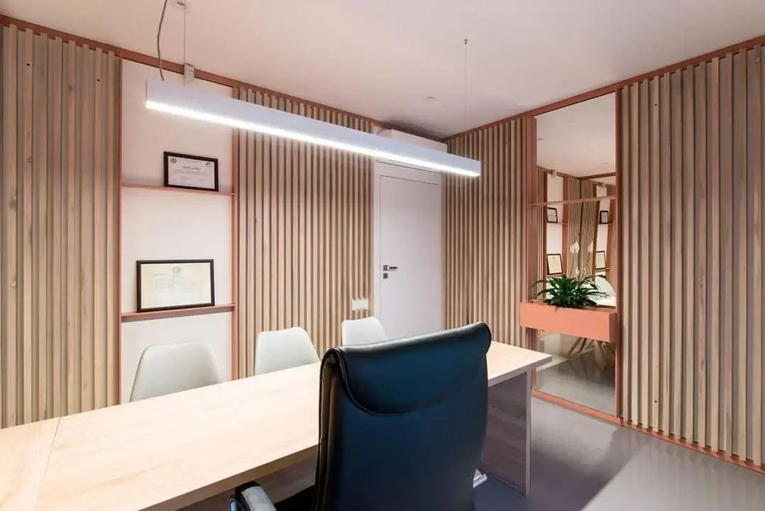 Cabinet cu pereți din lamele de lemn, birou și rafturi la comandă — mobilier comercial la comandă Fine Cut Furniture, Timișoara