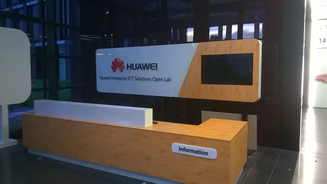 Recepție de showroom cu corp din lemn și blat alb — mobilier comercial la comandă Fine Cut Furniture, Timișoara