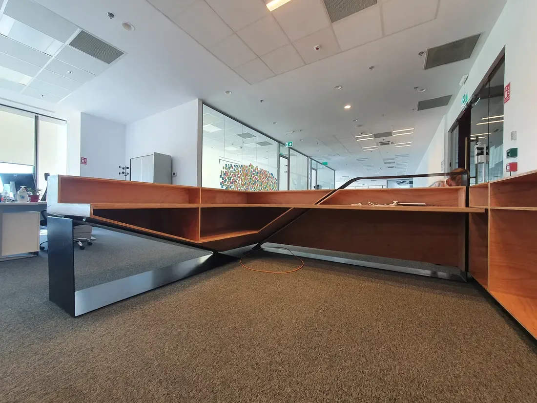 Recepție lungă de birou, corp din lemn cu structură metalică — mobilier comercial la comandă Fine Cut Furniture, Timișoara