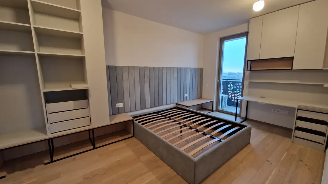 Tăblii tapițate gri, corpuri bej, metal negru, stejar — mobilier de dormitor la comandă Fine Cut Furniture