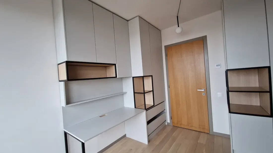Tăblii tapițate gri, corpuri bej, metal negru, stejar — mobilier de dormitor la comandă Fine Cut Furniture