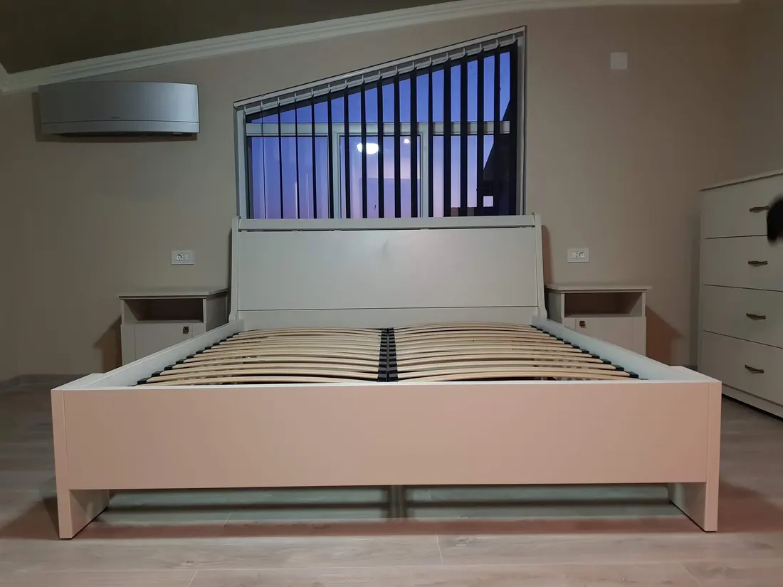 Dormitor cu pat roz-pudră și noptiere lemn — mobilier de dormitor la comandă Fine Cut Furniture, Dumbrăvița
