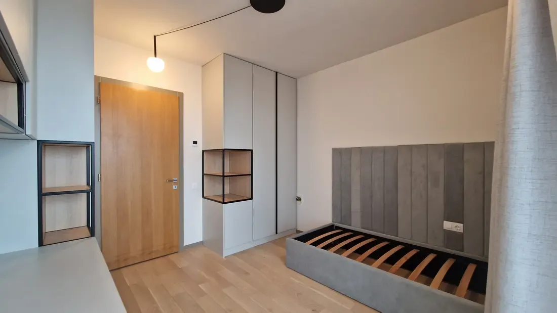 Tăblii tapițate gri, corpuri bej, metal negru, stejar — mobilier de dormitor la comandă Fine Cut Furniture