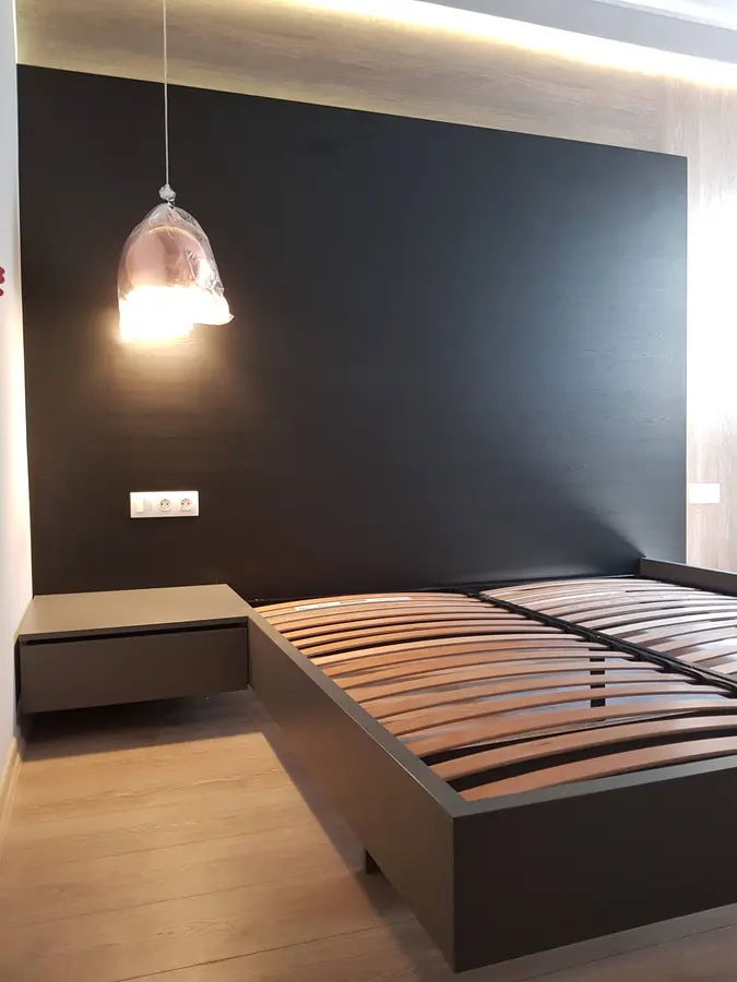 Dormitor cu perete negru, lambriu lemn, pendul cupru — mobilier de dormitor la comandă Fine Cut Furniture, Timișoara