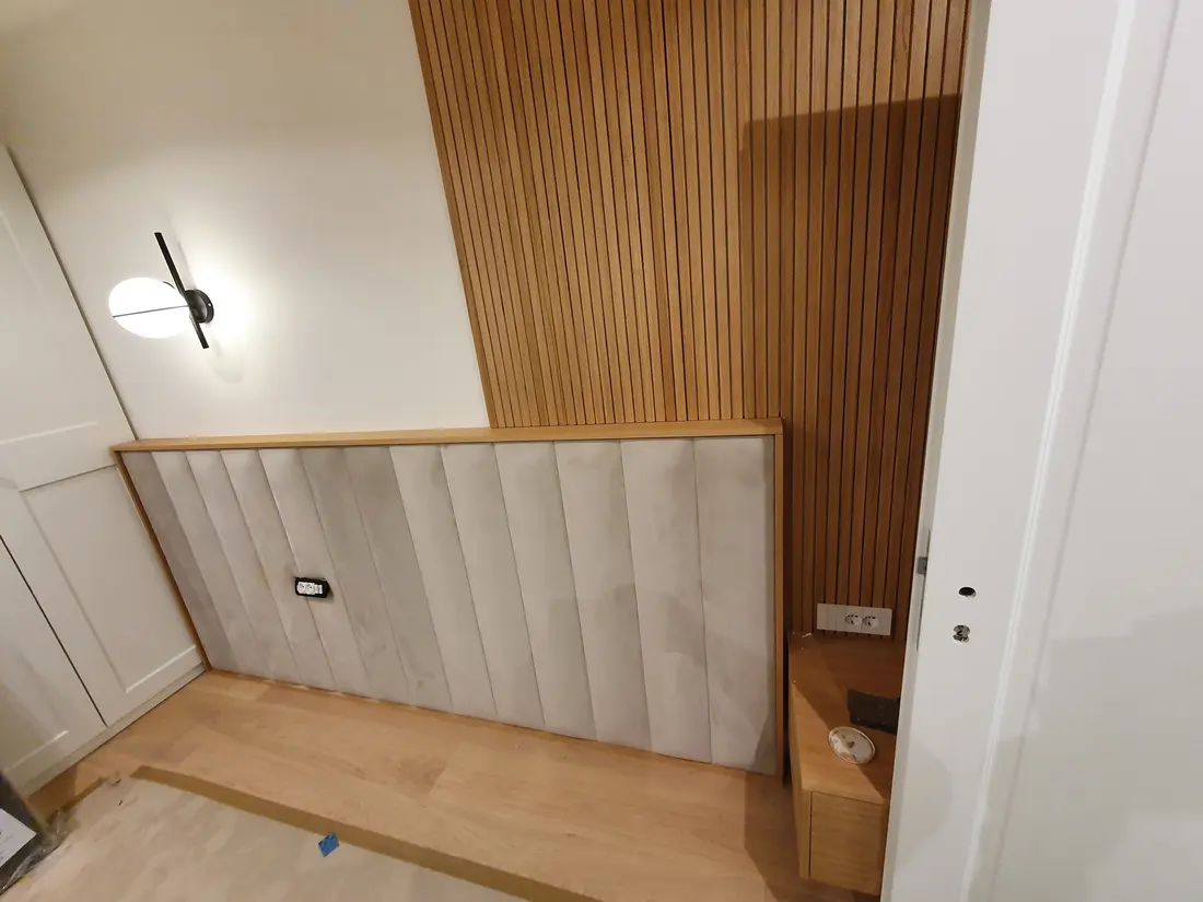 Dormitor cu tăblie bej, ramă stejar, lambriu riflat — mobilier de dormitor la comandă Fine Cut Furniture, Helfaut, Franța