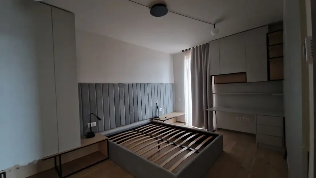 Tăblii tapițate gri, corpuri bej, metal negru, stejar — mobilier de dormitor la comandă Fine Cut Furniture