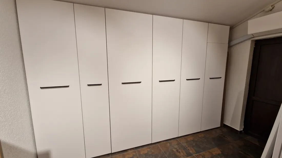 Dulap alb mat cu mânere bară neagră — dressing la comandă Fine Cut Furniture