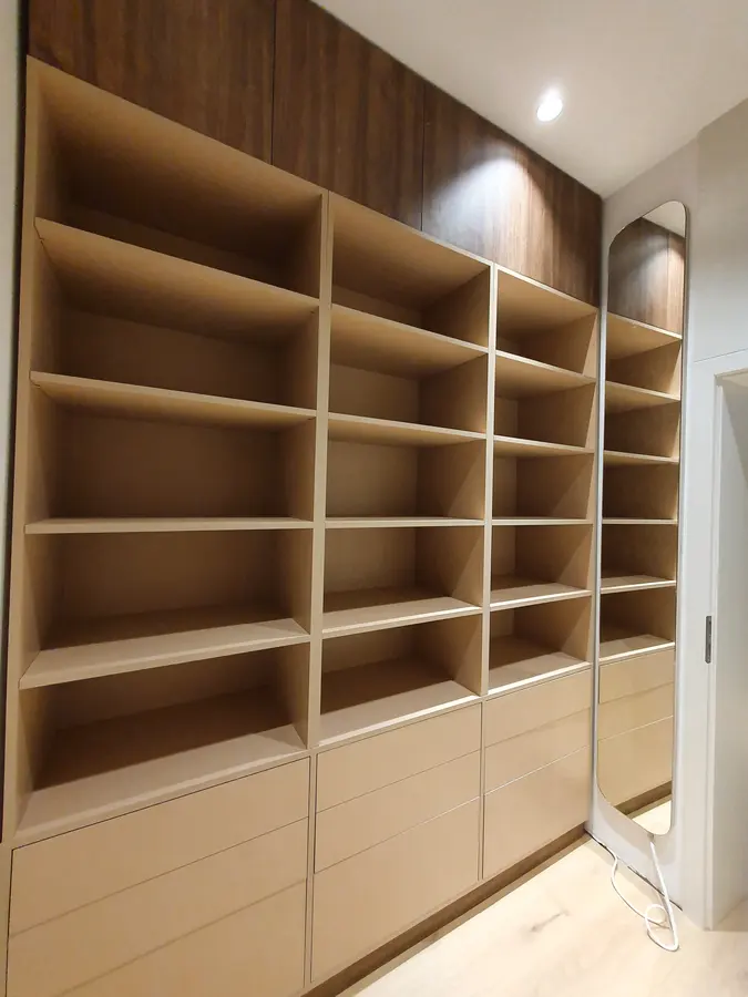 Bibliotecă stejar cu fundal nuc, iluminat cald — dressing la comandă Fine Cut Furniture