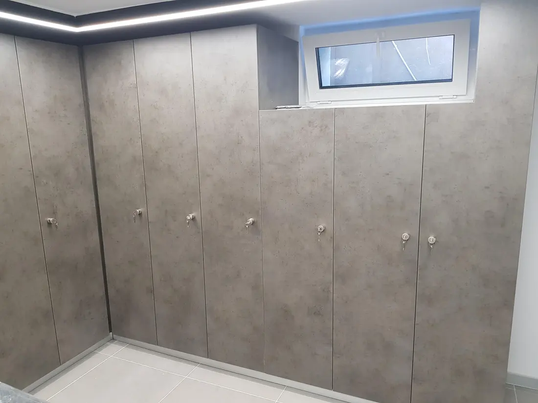 Dulapuri gri beton la demisol, LED tavan — dressing la comandă Fine Cut Furniture, Arad
