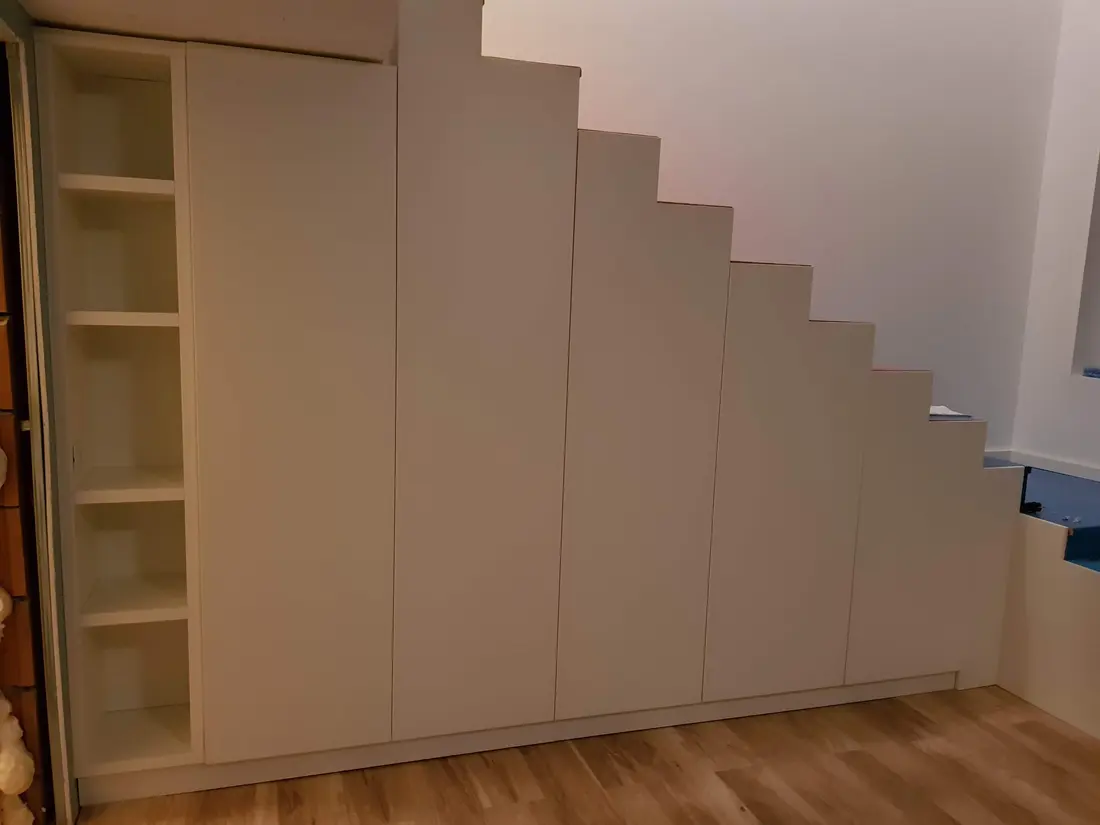 Dulap crem mat sub scară, parchet stejar — mobilier la comandă Fine Cut Furniture, Dumbrăvița